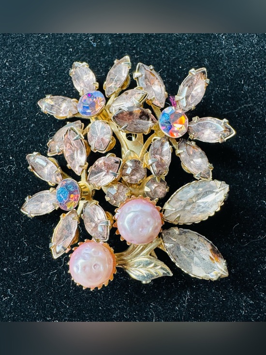 Unsigned Jewelry - Vintage Pink rhinestone riveted brooch